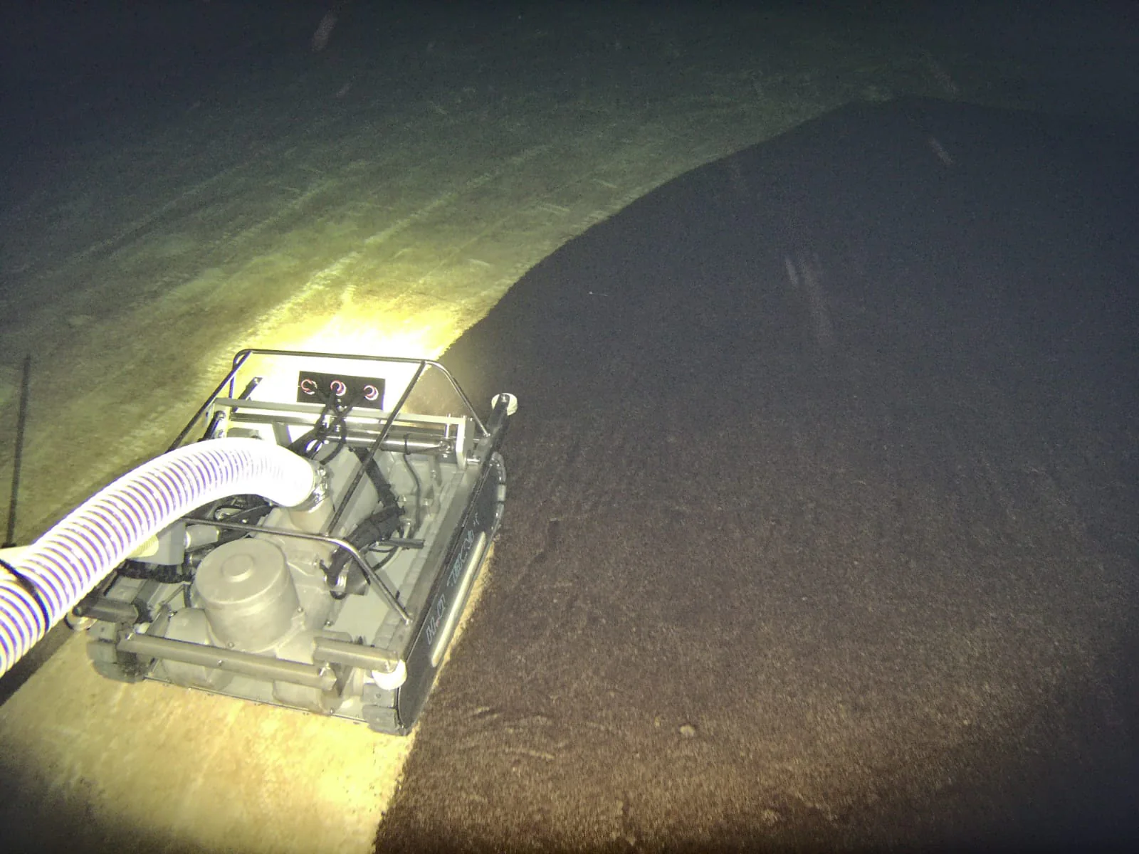 The VR600 from behind, crossing the boundary between cleaned and sediment-covered reservoir floor.