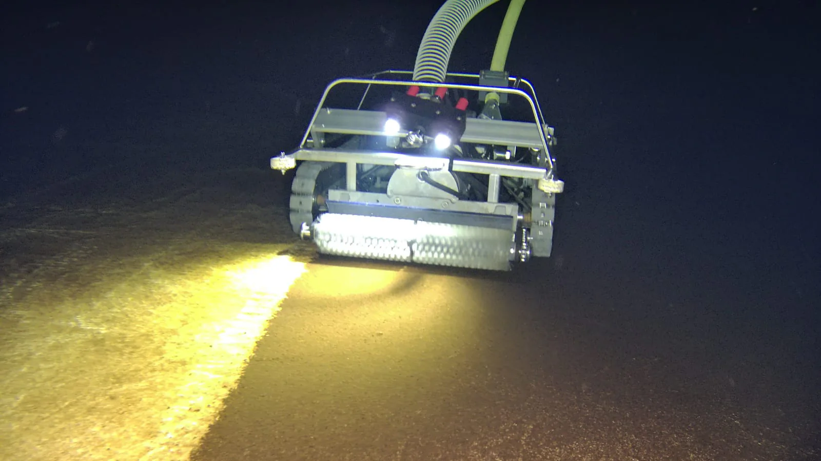 The WEDA VR600 working underwater on the illuminated floor of a reservoir.